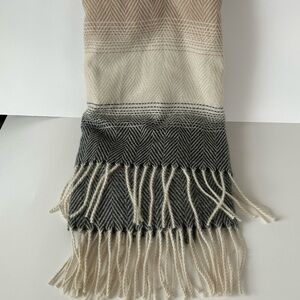 Vince Camuto Over sized Scarf/ Wrap Woven Knit
